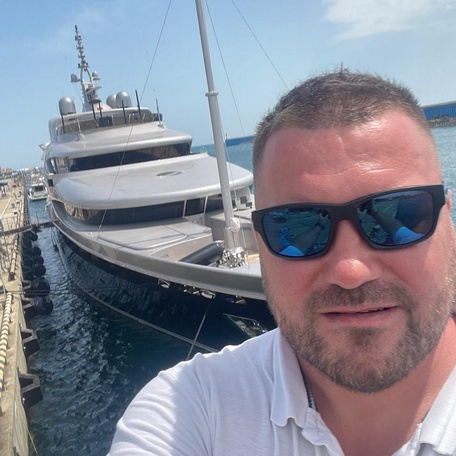 Меня зовут Александр Гарванко.
Я эксперт по окраске и ремонту яхт с более чем 20-летним опытом в судостроении и яхтенной индустрии.